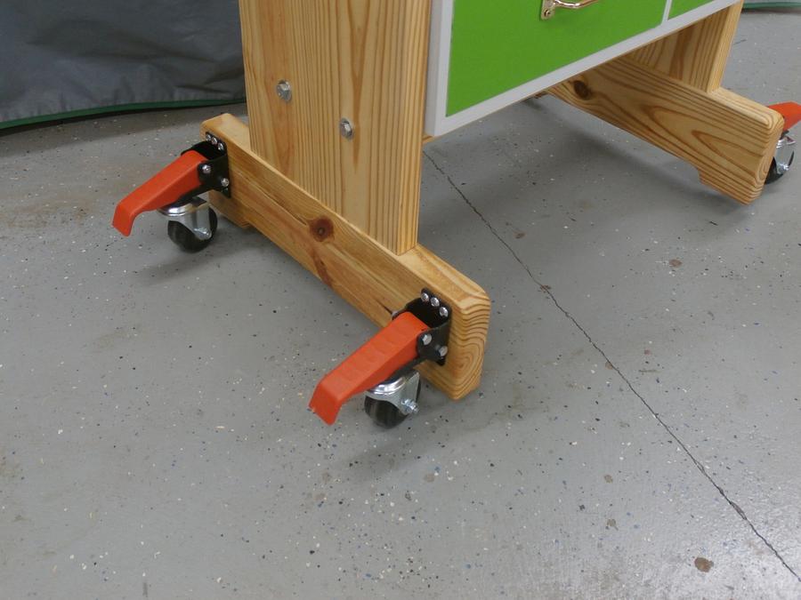 Mobile assembly table