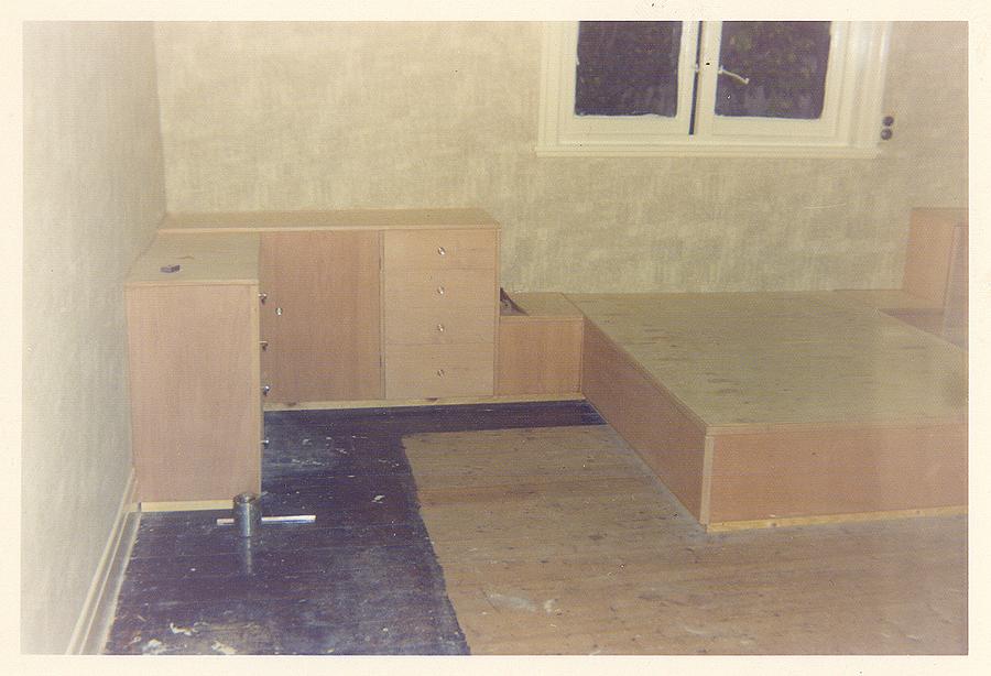 Built in Bed & Side Cupboards.