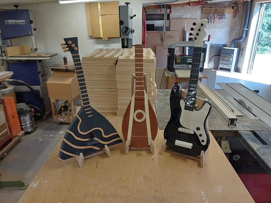 MUSICAL INSTRUMENTS STANDS