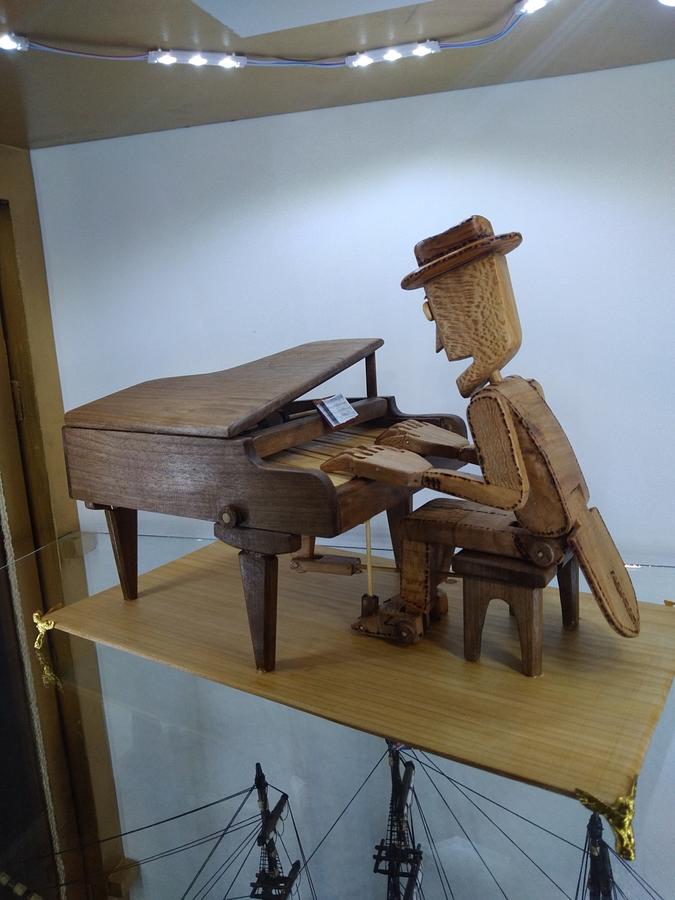 Animated piano player