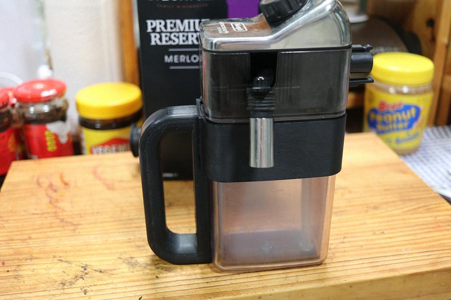 3D Printed handle (for a De Longhi Milk Container).