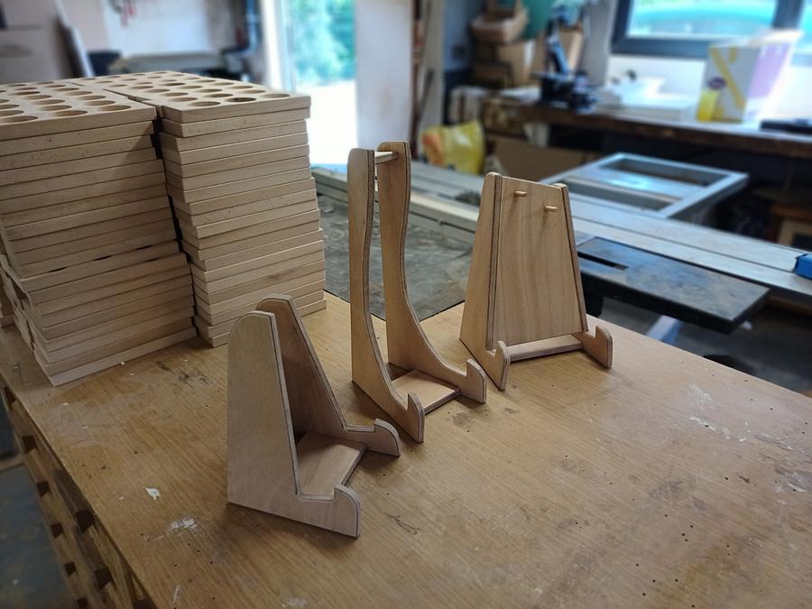 MUSICAL INSTRUMENTS STANDS