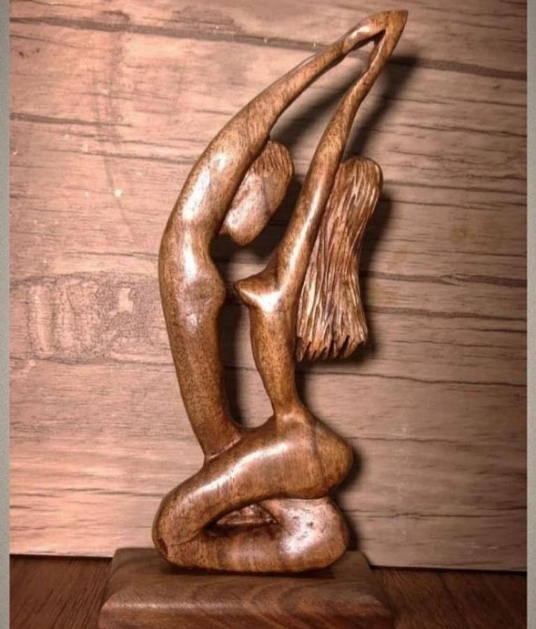 Hugs of men and women made of walnut wood