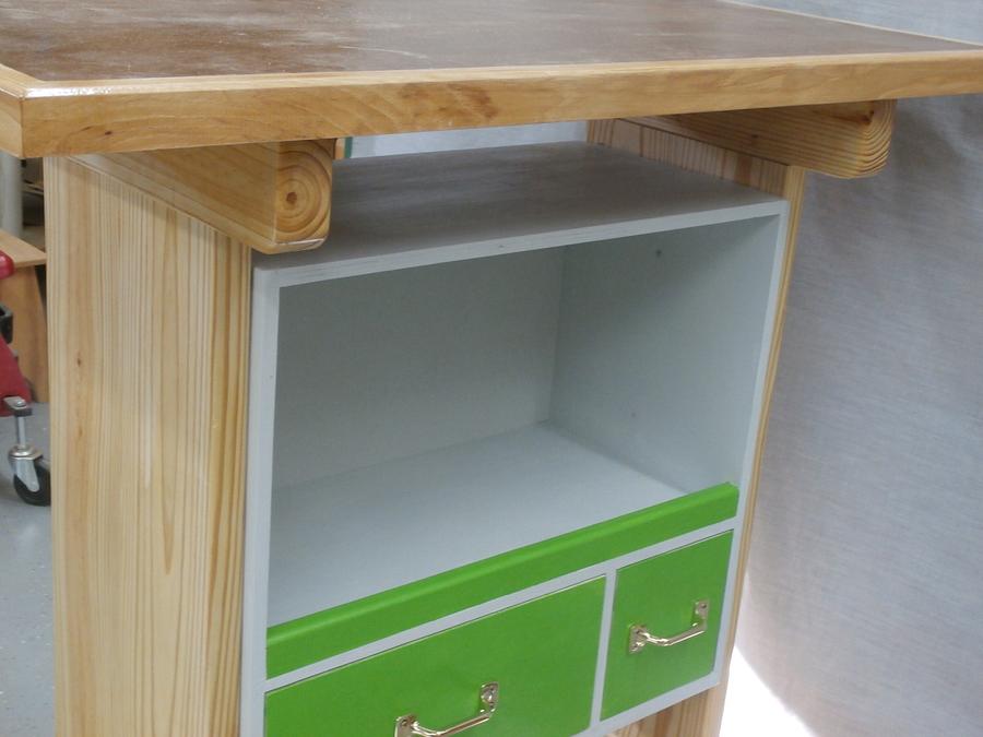 Mobile assembly table