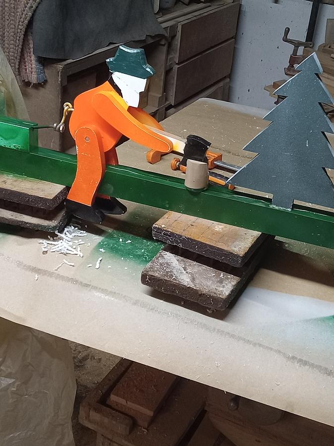 Wilergige chopping wood 