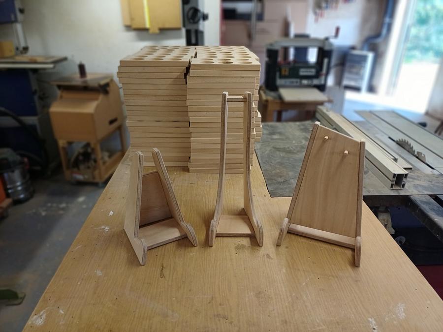 MUSICAL INSTRUMENTS STANDS