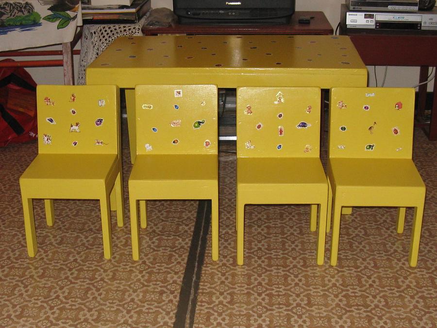 CHILDRENS TABLE AND CHAIRS