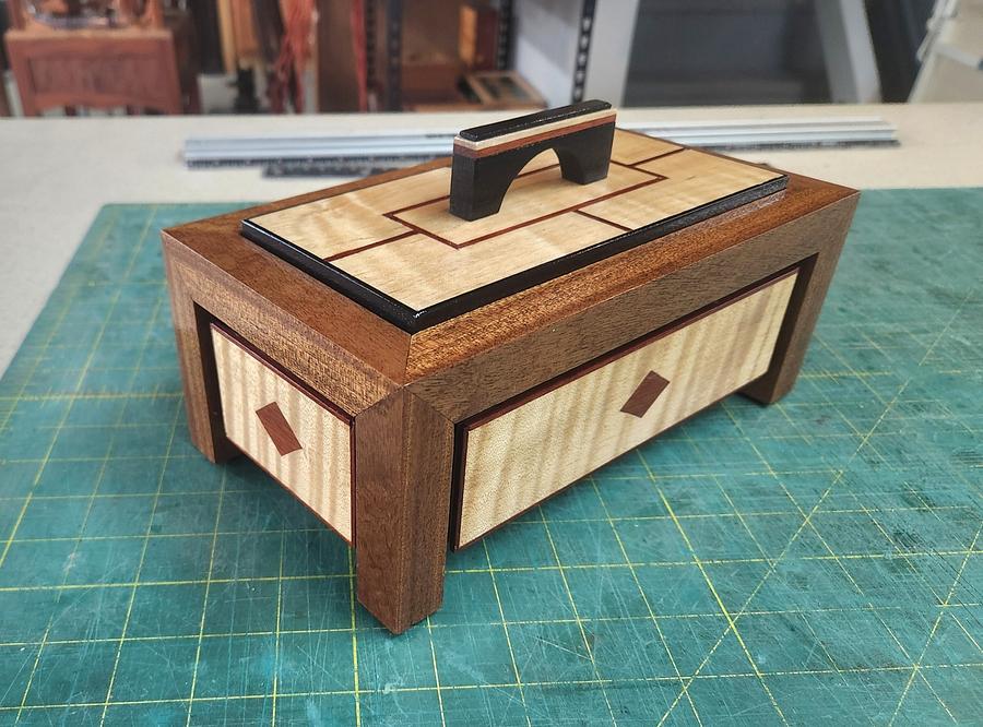 High contrast box