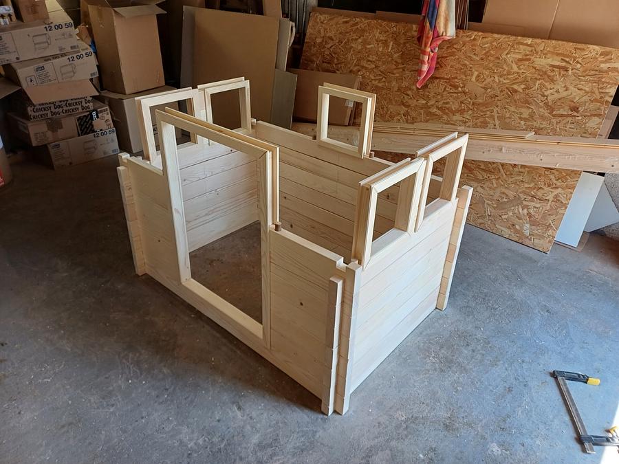 TRADITIONAL WOODEN HOUSE BUILDING