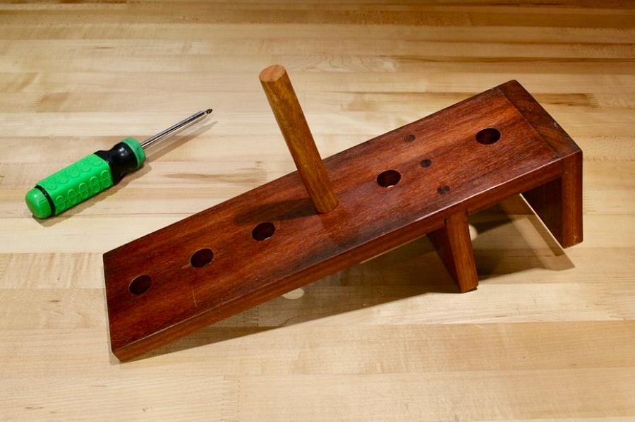 How I built a Deadman that fits almost any workbench 