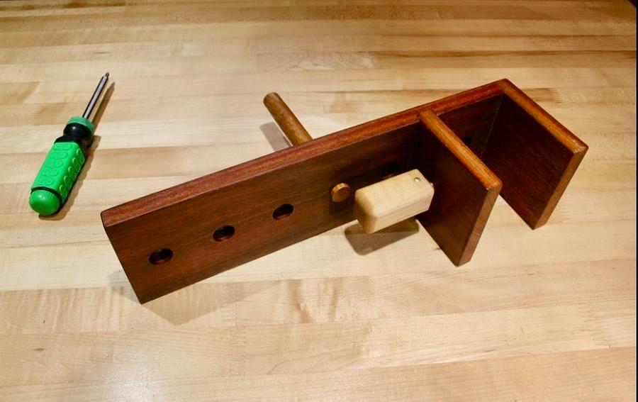 How I built a Deadman that fits almost any workbench 
