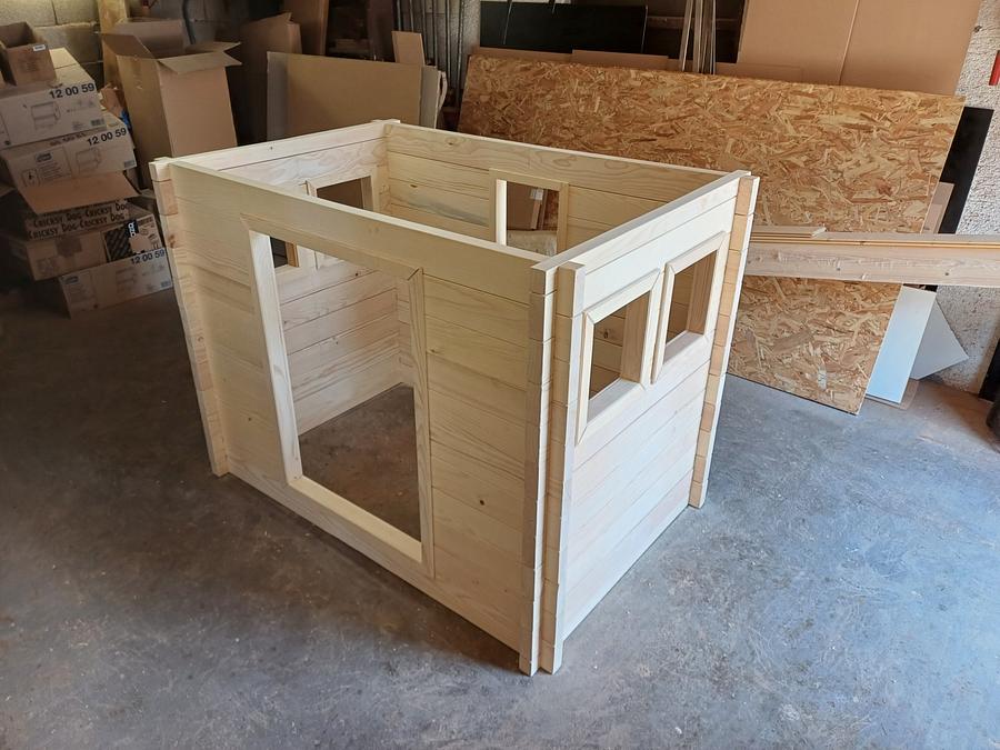 TRADITIONAL WOODEN HOUSE BUILDING
