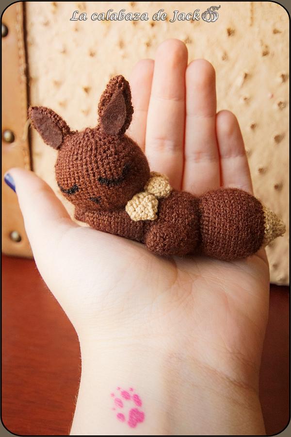 Sleepy Eevee Amigurumi - Pokemon - La Calabaza de Jack