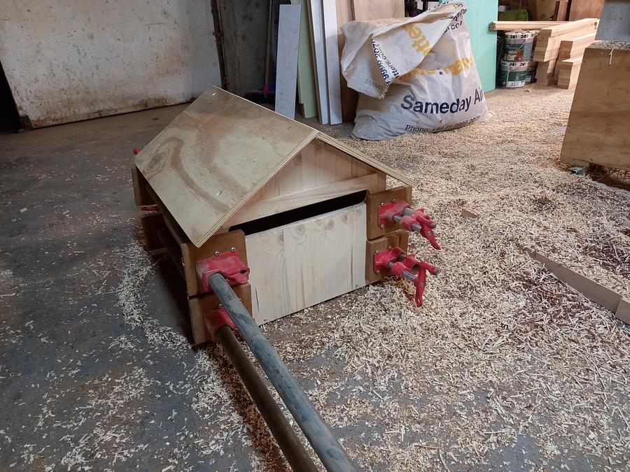 SNOOPY NEWSPAPERS BOX-HOUSE