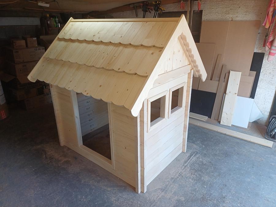 TRADITIONAL WOODEN HOUSE BUILDING