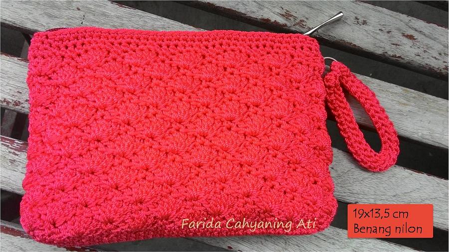 Shell stitch purse