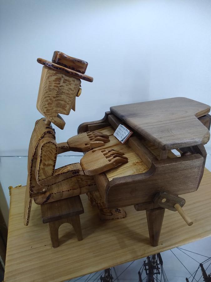 Animated piano player