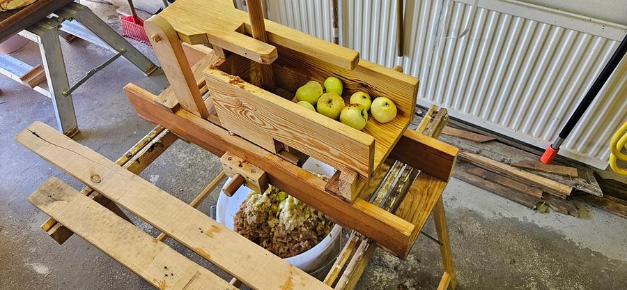 Apple grinder