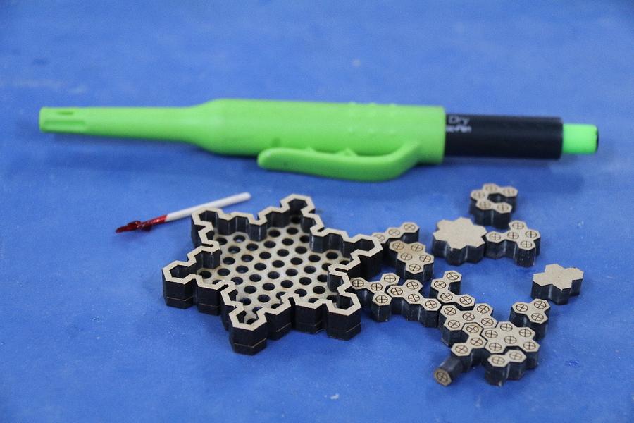 Hexy Jigsaw Snowflake (Any one for Naughts and Crosses?).