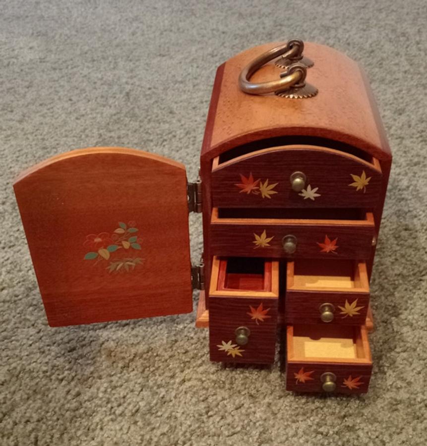 A small Japanese chest - Kodansu