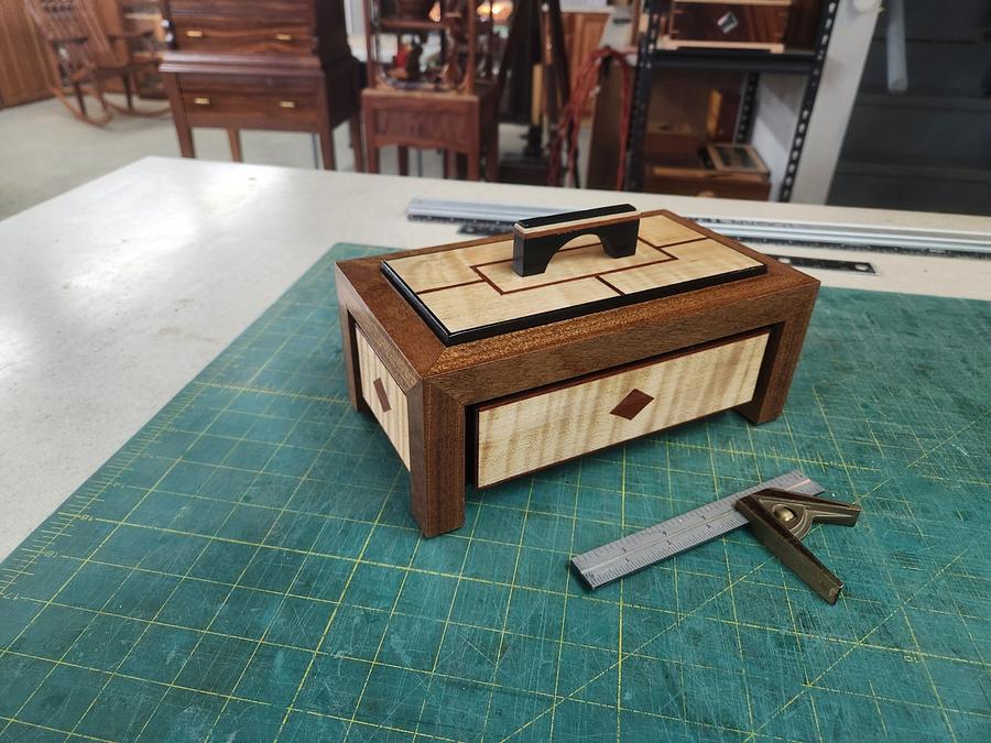 High contrast box