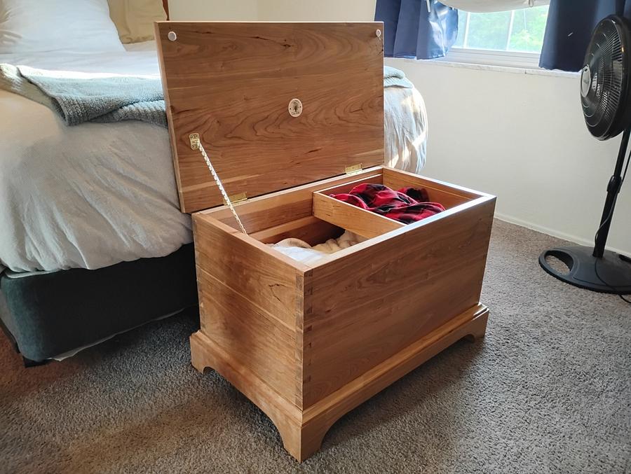 Blanket chest with sliding drawer