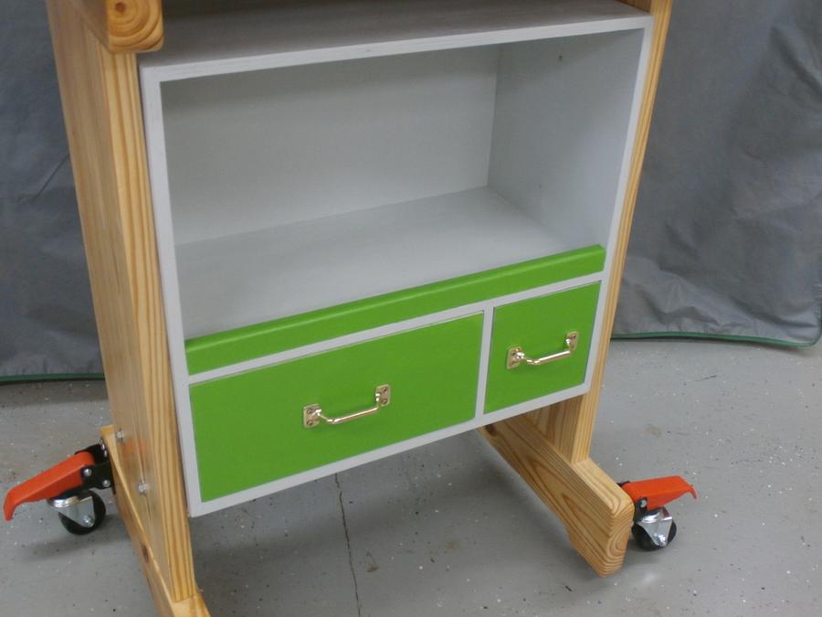 Mobile assembly table