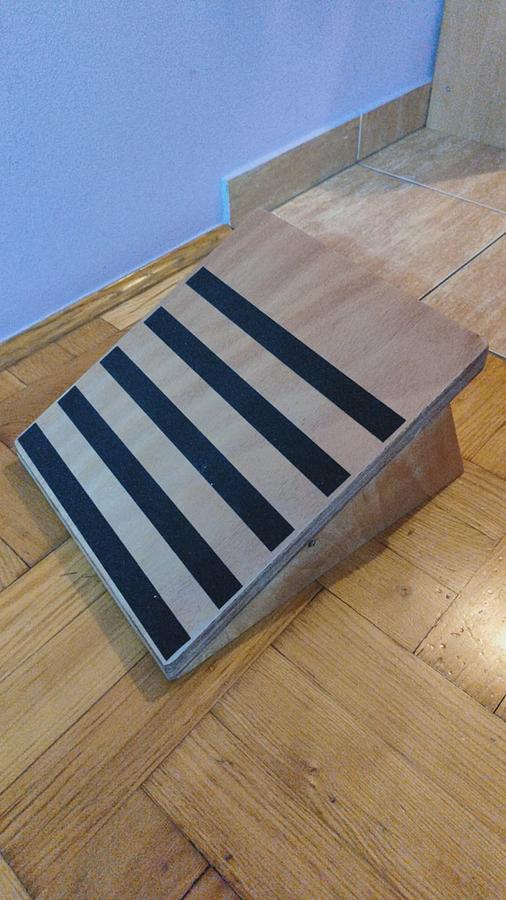 JUMPER'S KNEE EXERCISE STAND