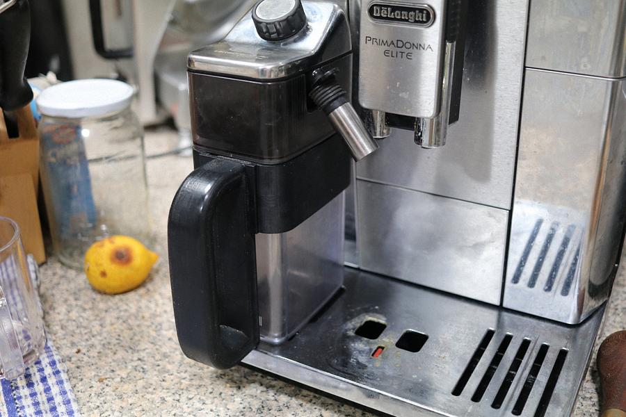 3D Printed handle (for a De Longhi Milk Container).