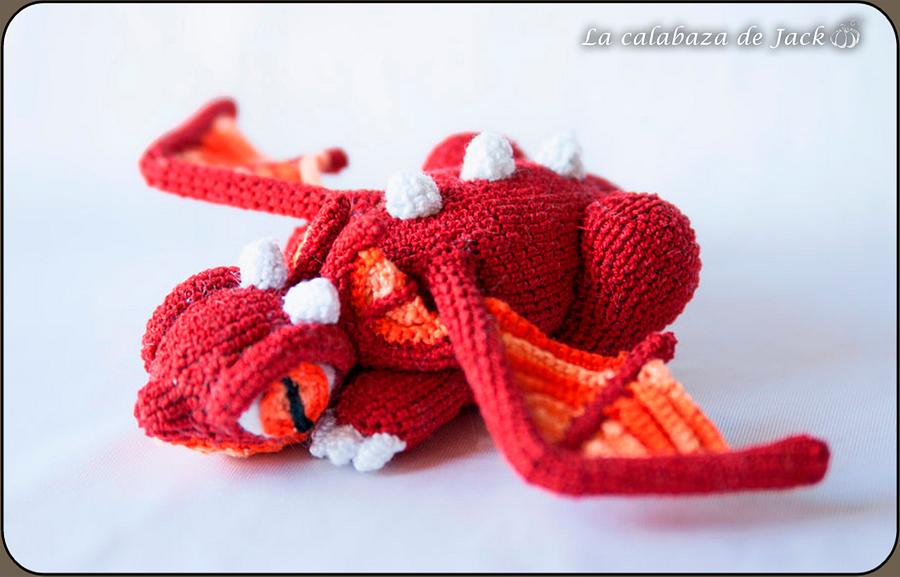 Red crochet dragon - La Calabaza de Jack