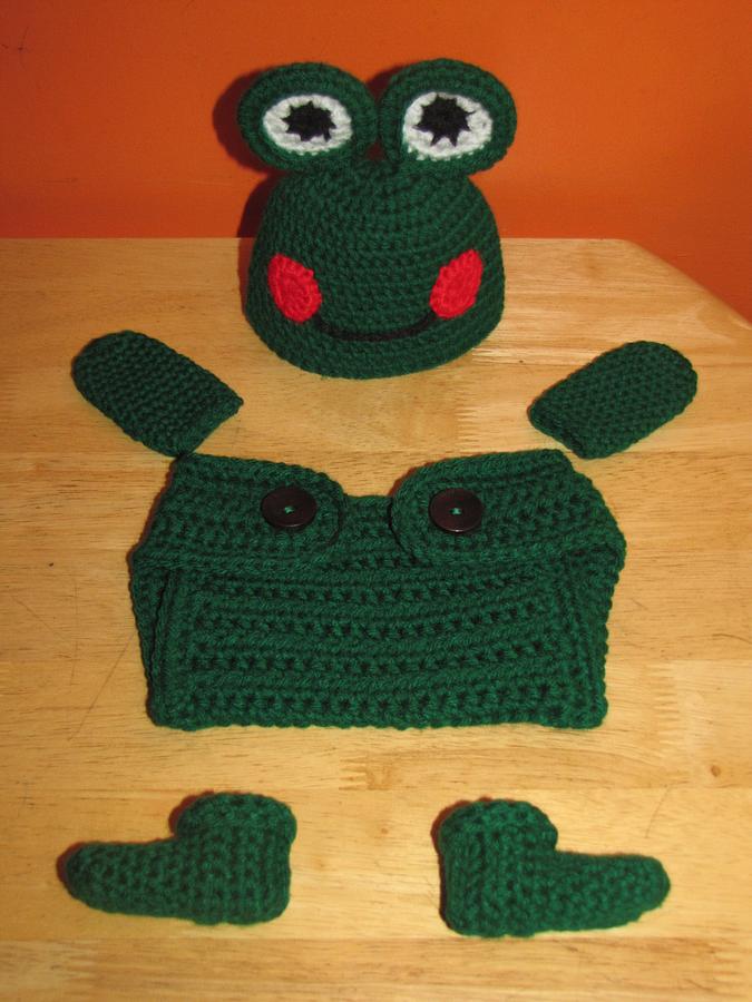 Frog - Hat, Diaper cover, mittens & Botties set