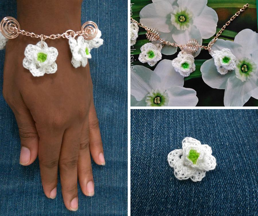 Green Eyes Daffodil Charm Bracelet