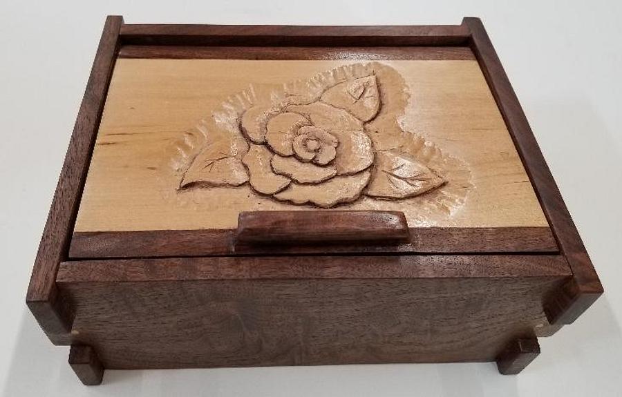 LITTLE FIGURED WALNUT BOX WITH CARVING