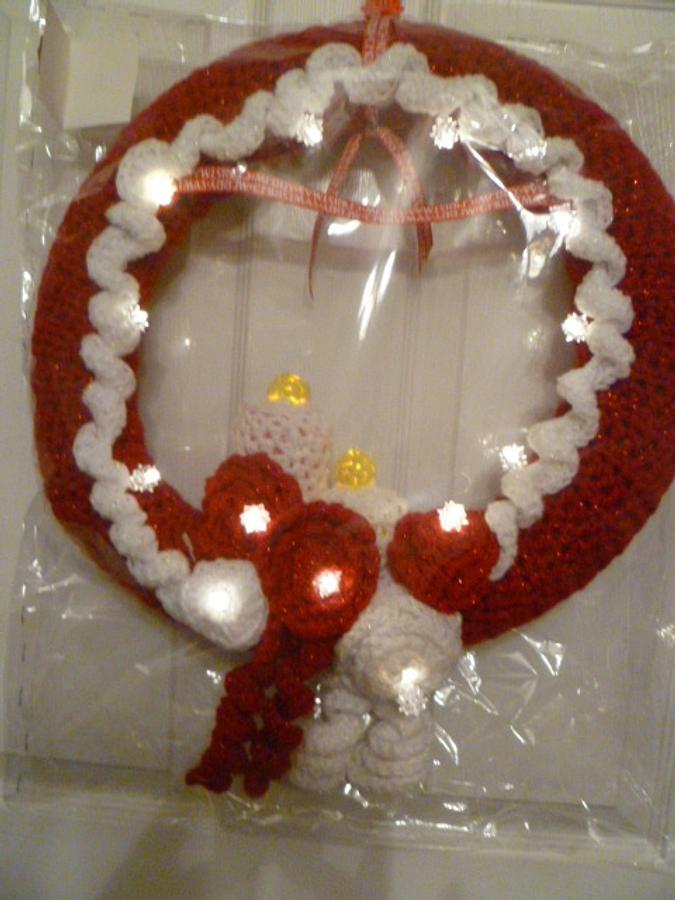 'LIGHT-UP CHRISTMAS DOOR WREATHS