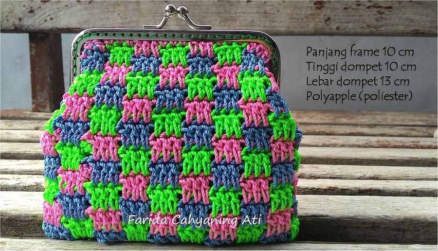 Interlocking block stitch purse