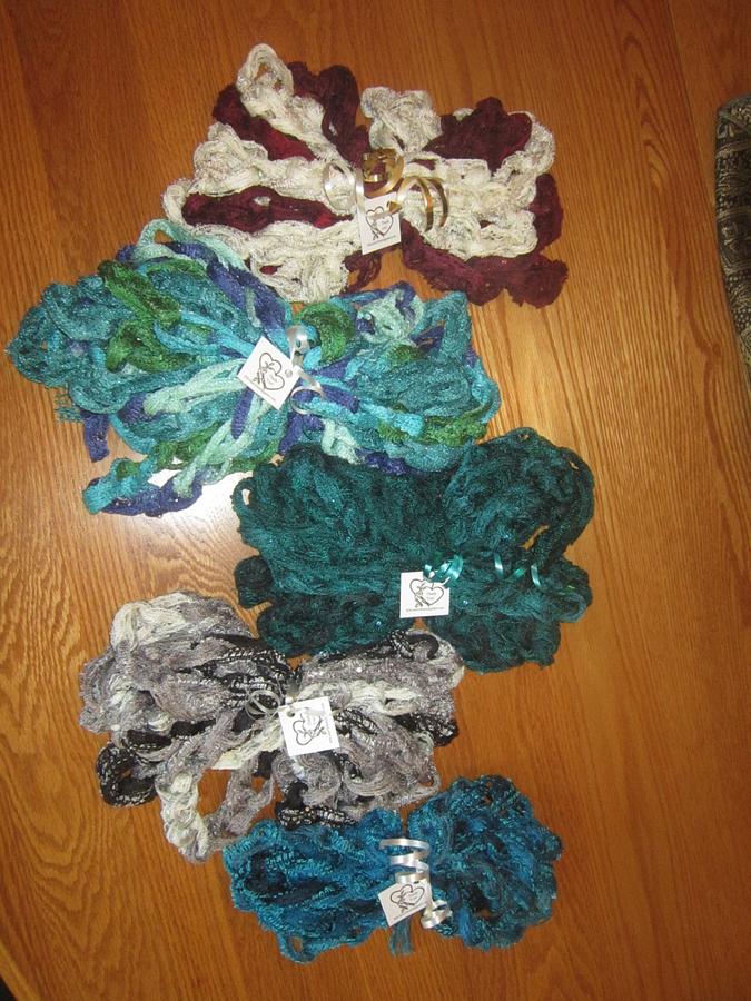 no hook... crocheted infinity scarf . easy gift