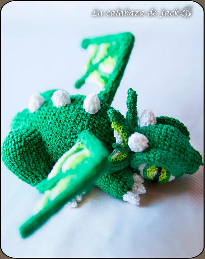 Green crochet dragon - La Calabaza de Jack