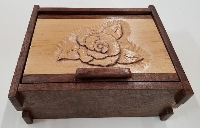 LITTLE FIGURED WALNUT BOX WITH CARVING