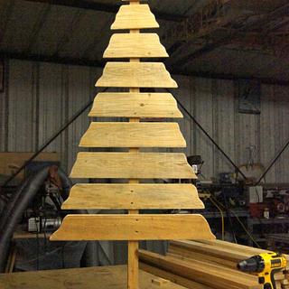 Pallet Wood Rustic Christmas Tree - Woodworking Project by Shin Pallet Wood Rustic Christmas Tree - Woodworking Project by Shin