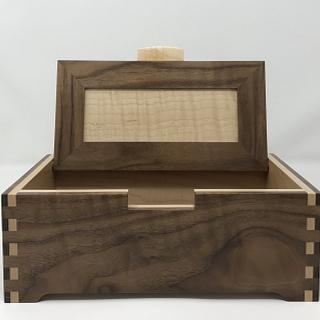 Walnut and Maple Keepsake Box - Woodworking Project by kdc68 Walnut and Maple Keepsake Box - Woodworking Project by kdc68