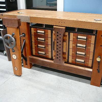 My take on a Roubo Workbench - Project by Earl