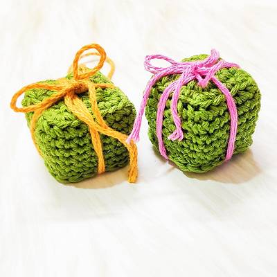 DIY Crochet Gift Box Ornaments Amigurumi Cube Pattern - Project by rajiscrafthobby