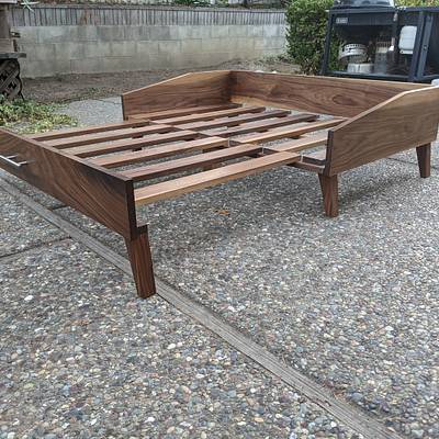Expandable dog bed - Project by zhwoodworking