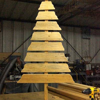 Pallet Wood Rustic Christmas Tree - Project by Shin