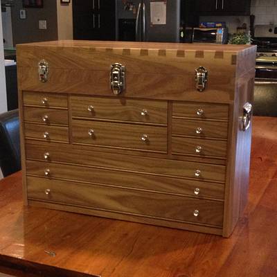 Dovetail Toolchest - Project by Tomy Hovington