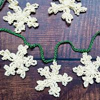 Crystal Snow Crochet Snowflake Garland - Project by rajiscrafthobby