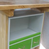 Mobile assembly table