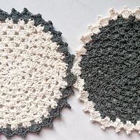 The Granny Stitch Round Farmhouse Placemat With Pointed Picot Border - Project by rajiscrafthobby