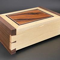 Jewelry Box with hand cut dovetails and wood hinge - Project by Fotodog 