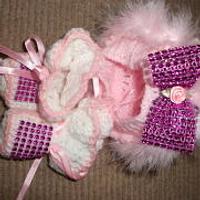crochet hat and shoes - Project by mobilecrafts